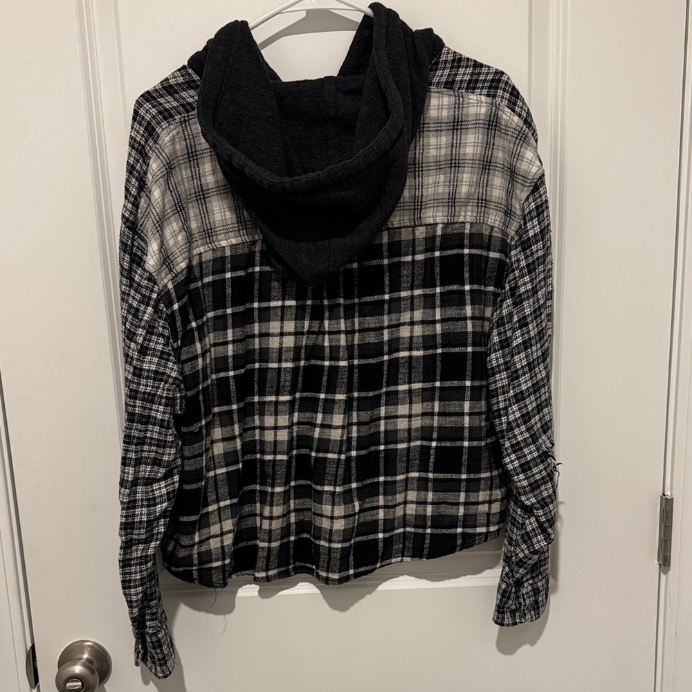American Eagle Outfitters Black and White Plaid Hoodie Flannel Shirt - Picture 3 of 3